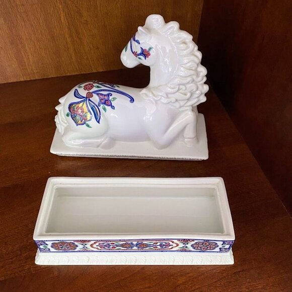 Elizabeth Arden Byzantium Porcelain Horse Figurine Trinket Jewelry Box - Picture 5 of 7